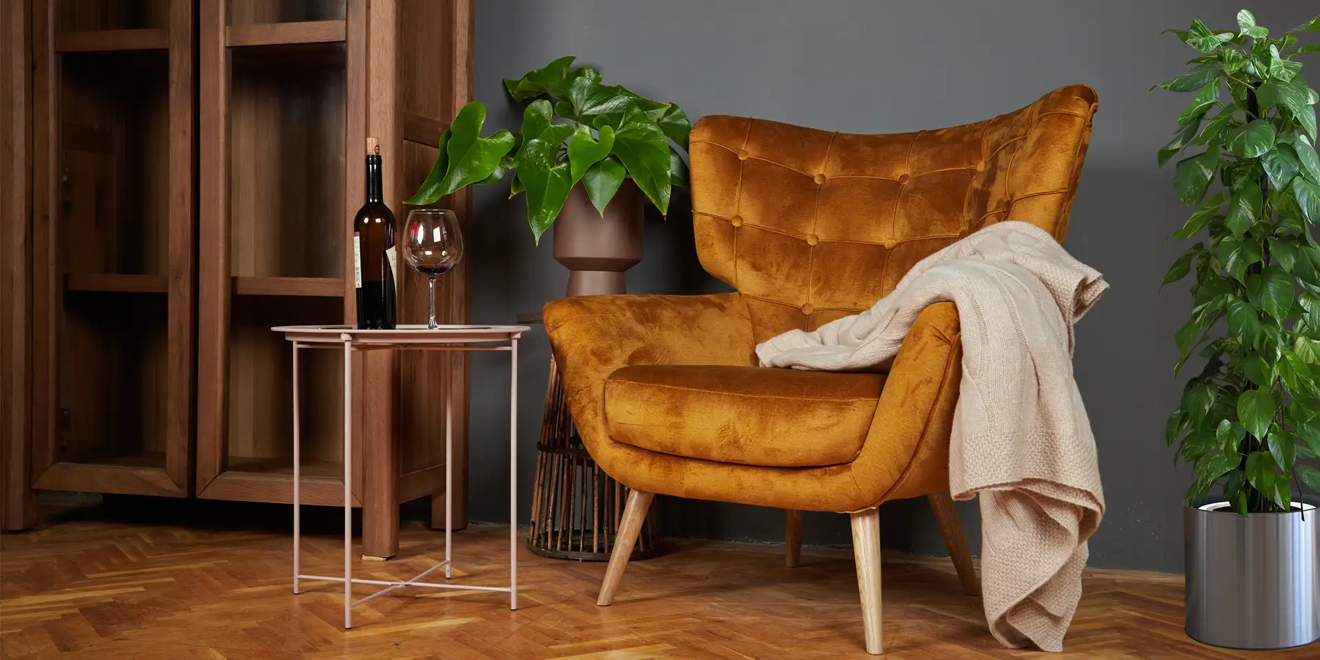Scaune tapitate - Upholstered chairs - Mobilier lemn masiv Montana Campeni